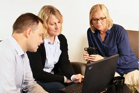 Kallesten Revisjon og Regnskap AS-team i møte med datamaskin.